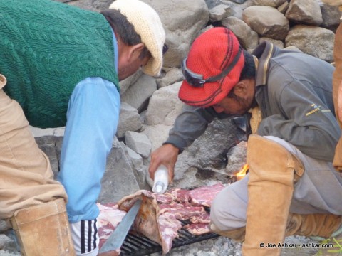Arrieros grilling meat.